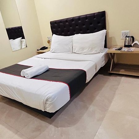 U Life Hotel Mumbai Exteriör bild