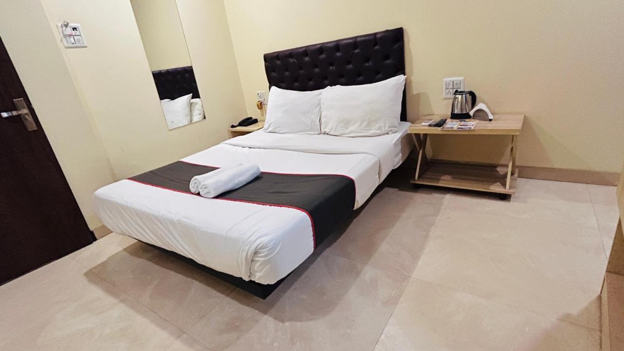 U Life Hotel Mumbai Exteriör bild